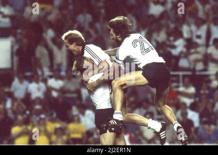 Von links nach rechts jubeln Horst HRUBUSCH, Karl-Heinz RUMMENIGGE und Manfred KALTZ (alle GER) nach dem entscheidenden Elfmeter, das Hrubesch umstellte, zum letzten Jubel, Jubel, Jubel, Freude, Cheers, Fußball-Weltmeisterschaft 1982 in Spanien, Halbfinale, Halbfinale, Deutschland - Frankreich 8:7 auf Strafen (3:3, 5:4) Fußball-Weltmeisterschaft 1982 in Spanien, Halbfinale, Â Stockfoto