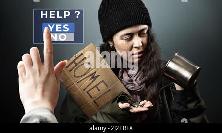 Eine traurige Bettlerin hält ein Pappschild mit der Aufschrift Obdachlos und schaut sich Münzen aus einem Stahl-Almosenbecher an. Weibliche Hand drücken einen virtuellen Knopf zu Stockfoto