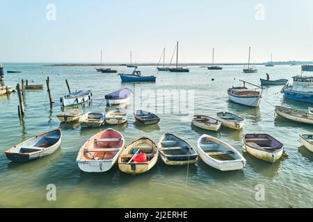 Eine Gruppe kleiner Boote ankerte an der Mündung der themse in Leigh-on-Sea, England. Stockfoto