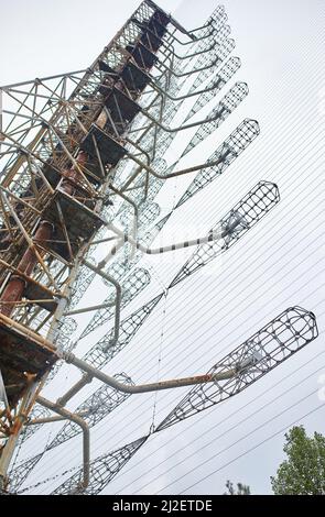 Ehemalige Überreste des Duga-Radarsystems in einer verlassenen Militärbasis in der Tschernobyl-Ausschlusszone in der Ukraine Stockfoto