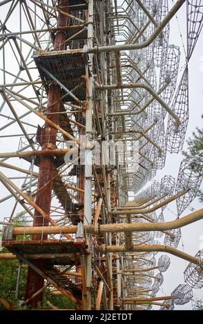 Ehemalige Überreste des Duga-Radarsystems in einer verlassenen Militärbasis in der Tschernobyl-Ausschlusszone in der Ukraine Stockfoto