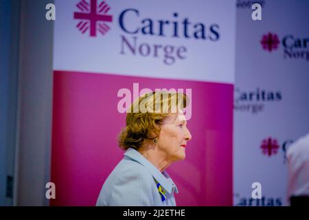 Oslo 20220401.Königin Sonja besucht die Caritas in Norwegen, um sich über die Arbeit der Caritas in der Ukraine, in den Nachbarländern und in Norwegen im Hinblick auf die Flüchtlinge zu informieren. Foto: Stian Lysberg Solum / NTB Kredit: NTB Scanpix/Alamy Live News Stockfoto