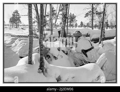 FINNISCH FINNLAND FORTSETZUNG KRIEG WINTER SCHNEE WW2 Finnisch Lahti L-39 Panzerabwehrkanone auf einen schneebedeckten russischen Dugout im Stalinkanal während des Winter Finnland Fortsetzung Krieg abgefeuert. Die Sowjets geben das Feuer mit Maschinengewehren zurück. Datum 20. Februar 1942 Namensnennung: Militärmuseum Finnlands Stockfoto