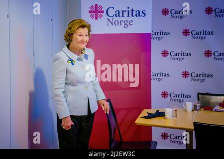 Oslo 20220401.Königin Sonja besucht die Caritas in Norwegen, um sich über die Arbeit der Caritas in der Ukraine, in den Nachbarländern und in Norwegen im Hinblick auf die Flüchtlinge zu informieren. Foto: Stian Lysberg Solum / NTB Kredit: NTB Scanpix/Alamy Live News Stockfoto