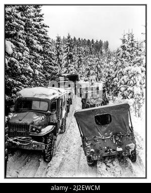 WW2 Battle of the Bulge Winter amerikanische Infanterie-Fahrzeuge, die in tiefen Winterschneebänken auf einer schmalen Straße stecken, halten den Militärverkehr in den Wäldern von Wallerode, Belgien, auf. 87. Inf. Div 30. Januar 1945. (Armee) Zweiten Weltkrieg Stockfoto