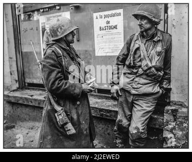 SCHLACHT DER AUSBUCHTUNG des 2. Weltkriegs amerikanische Soldaten Infanteristen in Bastogne, Belgien. Kämpfen Sie gegen müde Infanteristen. Die Infanteristen der US-amerikanischen Gi-Armee des 110. Regt., 28. Div., 1. US-Armee nach dem deutschen Durchbruch in diesem Gebiet. Der Feind überrannte ihr Bataillon. (L-R) Pvt. Adam H. Davis und T/S Milford A. Sillars. Dezember 1944 Bastogne Belgien Stockfoto