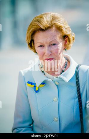 Oslo 20220401.Königin Sonja besucht die Caritas in Norwegen, um sich über die Arbeit der Caritas in der Ukraine, in den Nachbarländern und in Norwegen im Hinblick auf die Flüchtlinge zu informieren. Foto: Stian Lysberg Solum / NTB Stockfoto