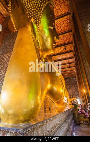 Bangkok, Thailand - 4. Januar 2010: Detail der Reclining Buddha Statue im Tempel Wat Pho in Bangkok, Thailand. Statue ist 15 m hoch und 43 m lang w Stockfoto