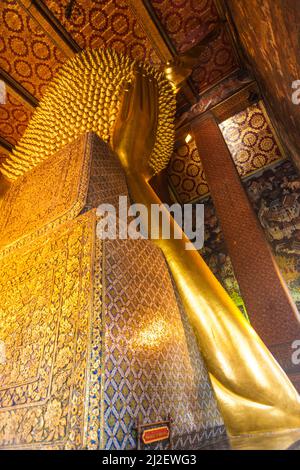 Bangkok, Thailand - 4. Januar 2010: Detail der Reclining Buddha Statue im Tempel Wat Pho in Bangkok, Thailand. Statue ist 15 m hoch und 43 m lang w Stockfoto