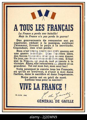 Französisches Propagandaplakat von General de Gaulle WW2 ‘AN ALLE FRANZOSEN!’ Francs e hat einen Kampf verloren! Aber Frankreich hat den Krieg nicht verloren! 1940. juni einige, die in Führungspositionen eingetreten sind, könnten kapituliert haben, in Panik verfallen, die Ehre vergessen und das Land der Knechtschaft überlassen haben. Es geht jedoch nichts verloren! Denn dieser Krieg ist ein Weltkrieg. Im freien Universum müssen noch immense Kräfte in den Ausfalle geraten. Eines Tages werden diese Kräfte den Feind vernichten. An diesem Tag muss Frankreich zum Sieg dastehen. Dann wird sie ihre Freiheit und ihre Größe wieder finden. Das ist mein Ziel...... ‘ES LEBE FRANKREICH Stockfoto