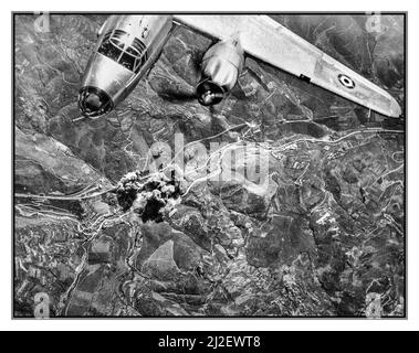 B26 BOMBER ITALIEN WW2 französische Flieger trafen ein punktgenaues Ziel. Die Franzosen flogen mit den Alliierten Luftstreitkräften im Mittelmeer unter dem Dreifarbton Frankreich und teilten eine wichtige Eisenbahnbrücke, 600 Fuß lang und 15 Fuß breit, am Viadukt von Pitecchio in Mittelitalien. Der Bombenaimer krümmerte sich im B26. September über seinem Anblick. Auf dem Flügel des amerikanischen B-26 Bombers ist das Rundel der französischen Luftwaffe, USA, zu sehen. Informationen zum Kriegsbüro. Bildabteilung Für Übersee. Washington Division; 1944. Stockfoto