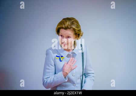 Oslo 20220401.Königin Sonja besucht die Caritas in Norwegen, um sich über die Arbeit der Caritas in der Ukraine, in den Nachbarländern und in Norwegen im Hinblick auf die Flüchtlinge zu informieren. Foto: Stian Lysberg Solum / NTB Stockfoto