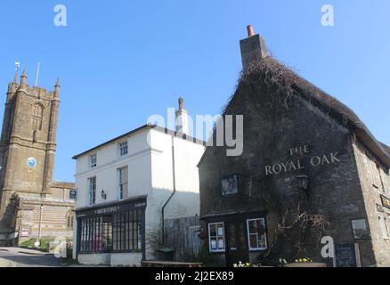 Cerne Abbas, Dorset Dorfzentrum mit Pub, Kirche und Schönheitssalon Stockfoto