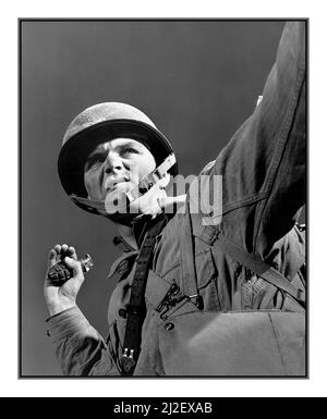 GRANATWURF WW2 amerikanische Propaganda Bild 'Ein Paket für Hitler', Belvoir Virginia. Granatwerfer. Ein Infanterist, der in Fort Belvoir, Virginia, trainiert, bereitet sich darauf vor, eine Granate zu schleudern. November 1942 Fotograf Alfred T. Palmer 2. Weltkrieg 2. Weltkrieg Stockfoto