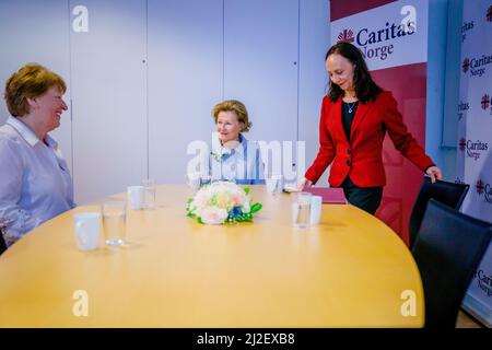 Oslo 20220401.Königin Sonja besucht die Caritas in Norwegen, um sich über die Arbeit der Caritas in der Ukraine, in den Nachbarländern und in Norwegen im Hinblick auf die Flüchtlinge zu informieren. Foto: Stian Lysberg Solum / NTB Stockfoto