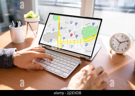 GPS-Standortsuche auf dem Laptop Stockfoto