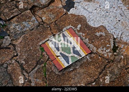 Hydraulische Fliese auf altem Bürgersteig Stockfoto