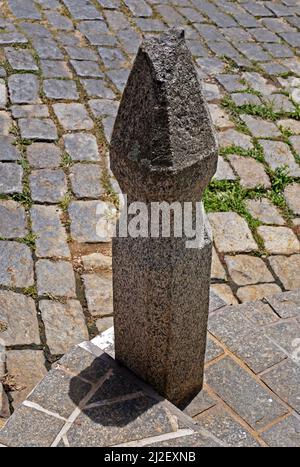 Betonpfohl auf dem Bürgersteig, Sao Joao del Rei, Brasilien Stockfoto