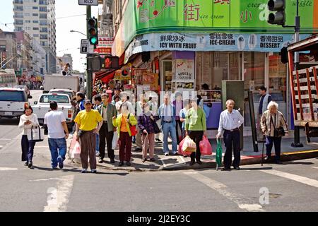 San Francisco, USA - 24. Juli 2008: Menschen in der chinesischen Stadt warten an der Fußgängerampel auf grünes Licht. Stockfoto