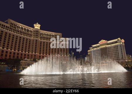 Las Vegas, USA - 17. Juli 2008: Las Vegas Bellagio Hotel Casino, mit seiner weltberühmten Brunnenshow, bei Nacht mit Springbrunnen in Las Vegas, N Stockfoto