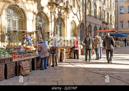 Aix en Provence, Frankreich - 10. Dezember 2015: Die Einheimischen kaufen frisches Gemüse und Obst auf dem lokalen Markt in Aix en Provence, Frankreich. Ausgaben Mon Stockfoto