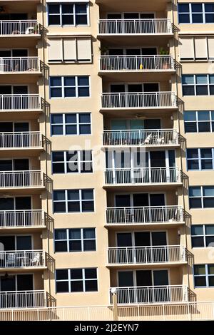 Fort Lauderdale, USA - 1. August 2010: Blick auf die Fassaden eines Wolkenkratzers mit Apartments in Fort Lauderdale, USA. Stockfoto