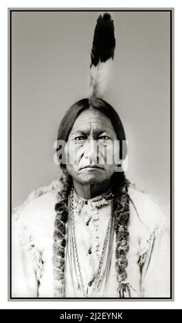 Sitting Bull Portrait 1885 (c. 1831-1890). Sitting Bull war ein Lakota-Häuptling und heiliger Mann, indigene Indianer, berühmt für seinen Sieg über Custer im Jahr 1876 bei der Schlacht am Kleinen Dickhorn. Er nahm auch an Buffalo Bills Wild West Show Teil (Foto von D. F. Barry, 1885). Datum 1885 Stockfoto