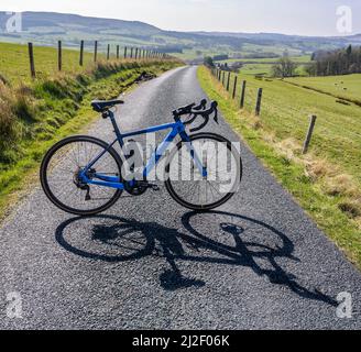 Orbea Gain Elektro-Rennrad posiert auf einer ländlichen Spur in Bowland, Lancashire, Großbritannien. Stockfoto