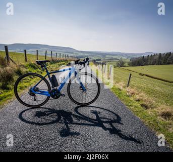 Orbea Gain Elektro-Rennrad posiert auf einer ländlichen Spur in Bowland, Lancashire, Großbritannien. Stockfoto