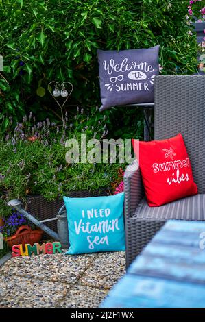 Sommerszene mit farbenfrohen Dekorationen auf einer Terrasse im Garten. Stockfoto