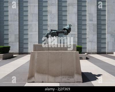 Bild der Skulptur ohne Gewalt vor dem UN-Hauptquartier. Stockfoto