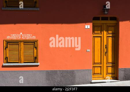 Hausfassade, Serralunga d'Alba, Region Piemont, Italien Stockfoto