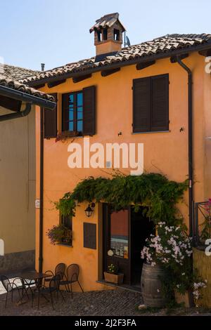 Restaurant in Serralunga d'Alba, Region Piemont, Italien Stockfoto