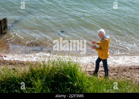 john Craven wird für Countryfile am Strand im Lepe Country Park Hampshire England gedreht Stockfoto