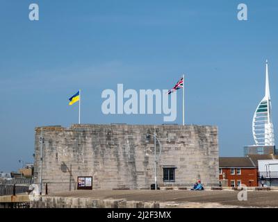 Der Square Tower ist einer der ältesten Teile der Befestigungsanlagen von Portsmouth England, der mit dem Spinnaker Towe die Flaggen des Vereinigten Königreichs und der Ukraine führt Stockfoto