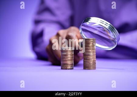 Geschlechtsspezifische Lohnunterschiede. Vergleich Von Löhnen Und Gehältern Stockfoto