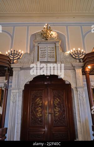 Detail des bima- und Arche-Bereichs, einschließlich der zehn Geboten-Schnitzerei. In der Synagoge La Signora in Izmir, Türkei. Stockfoto