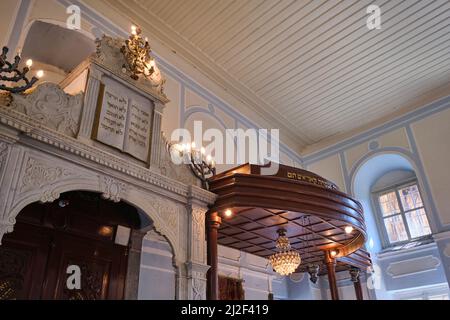 Detail des bima- und Arche-Bereichs, einschließlich der zehn Geboten-Schnitzerei. In der Synagoge La Signora in Izmir, Türkei. Stockfoto