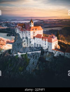 Luftpanorama Ansicht der historischen alten mittelalterlichen Burg Riegersburg auf Klippe Gipfel des Berghügels in der Steiermark Österreich alpen Europa Stockfoto