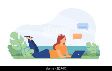 Frau plaudert auf dem Laptop und liegt auf der Wiese. Computer, online, Netzwerk flache Vektor-Illustration. Freiberufliches und Kommunikationskonzept für Banner, Webs Stock Vektor