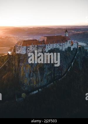 Luftpanorama Ansicht der historischen alten mittelalterlichen Burg Riegersburg auf Klippe Gipfel des Berghügels in der Steiermark Österreich alpen Europa Stockfoto