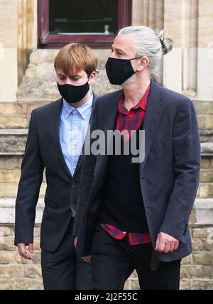 Zuvor unveröffentlichtes Foto vom 28/03/22 von Sonny Starkey, 21, dem Enkel des Musikers Ringo Starr, begleitet von seinem Vater Jason Starkey, der am Wood Green Crown Court im Norden Londons ankam, wo er im Mai 2019 wegen eines Vorfalls bei einem Tesco Express in Hampstead im Nordwesten Londons vor Gericht gestellt wurde. Der Richter hat unschuldig Gesuche für Starkey und Gene Appleton Gallagher, 20, den Sohn von Liam Gallagher und Nicole Appleton, aufgezeichnet, nachdem die Staatsanwälte beschlossen hatten, keine Beweise vorzulegen, und sie gebunden hatten - was bedeutet, dass sie versprochen haben, 12 Monate lang „den Frieden zu wahren und sich gut zu verhalten“ Stockfoto