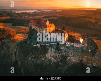 Luftpanorama Ansicht der historischen alten mittelalterlichen Burg Riegersburg auf Klippe Gipfel des Berghügels in der Steiermark Österreich alpen Europa Stockfoto