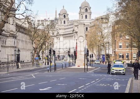 London, Großbritannien. 1.. April 2022. Ein Abschnitt von Whitehall um die Downing Street wurde von der Polizei gesperrt, nachdem ein „verdächtiges Paket“ gefunden wurde. Kredit: Vuk Valcic/Alamy Live Nachrichten Stockfoto