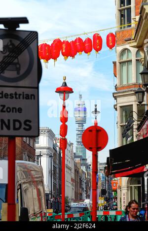 Der BT Tower von Chinatown aus gesehen, mit roten chinesischen Laternen im Vordergrund im Zentrum von London an einem sonnigen Frühlingstag, England Stockfoto
