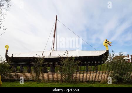 Das Wikinger-Langschiff Hugin auf der Klippe der Pegwell Bay, Cliffsend, Kent, England. Stockfoto