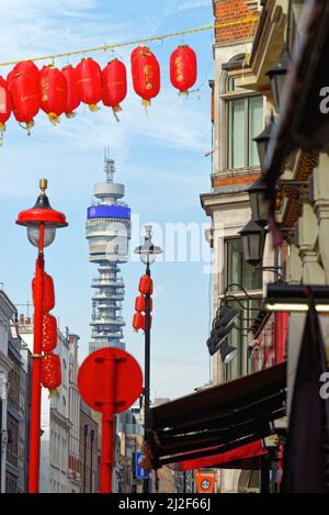 Der BT Tower von Chinatown aus gesehen, mit roten chinesischen Laternen im Vordergrund im Zentrum von London an einem sonnigen Frühlingstag, England Stockfoto