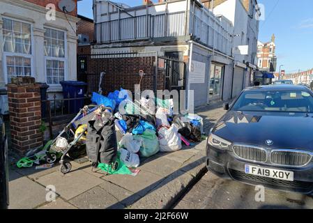 Ein großer Haufen von sortiertem Müll, der auf einer Vorstadtstraße im Stadtteil Southall in Ealing West London, England, umgekippt wurde Stockfoto