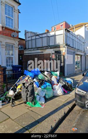 Ein großer Haufen von sortiertem Müll, der auf einer Vorstadtstraße im Stadtteil Southall in Ealing West London, England, umgekippt wurde Stockfoto