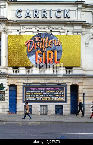 Außenansicht des Garrick Theatre in der Charing Cross Road, mit einer großen Plakatwand, auf der das Musical „The Drifters Girl“ im Zentrum von London, England, angezeigt wird Stockfoto